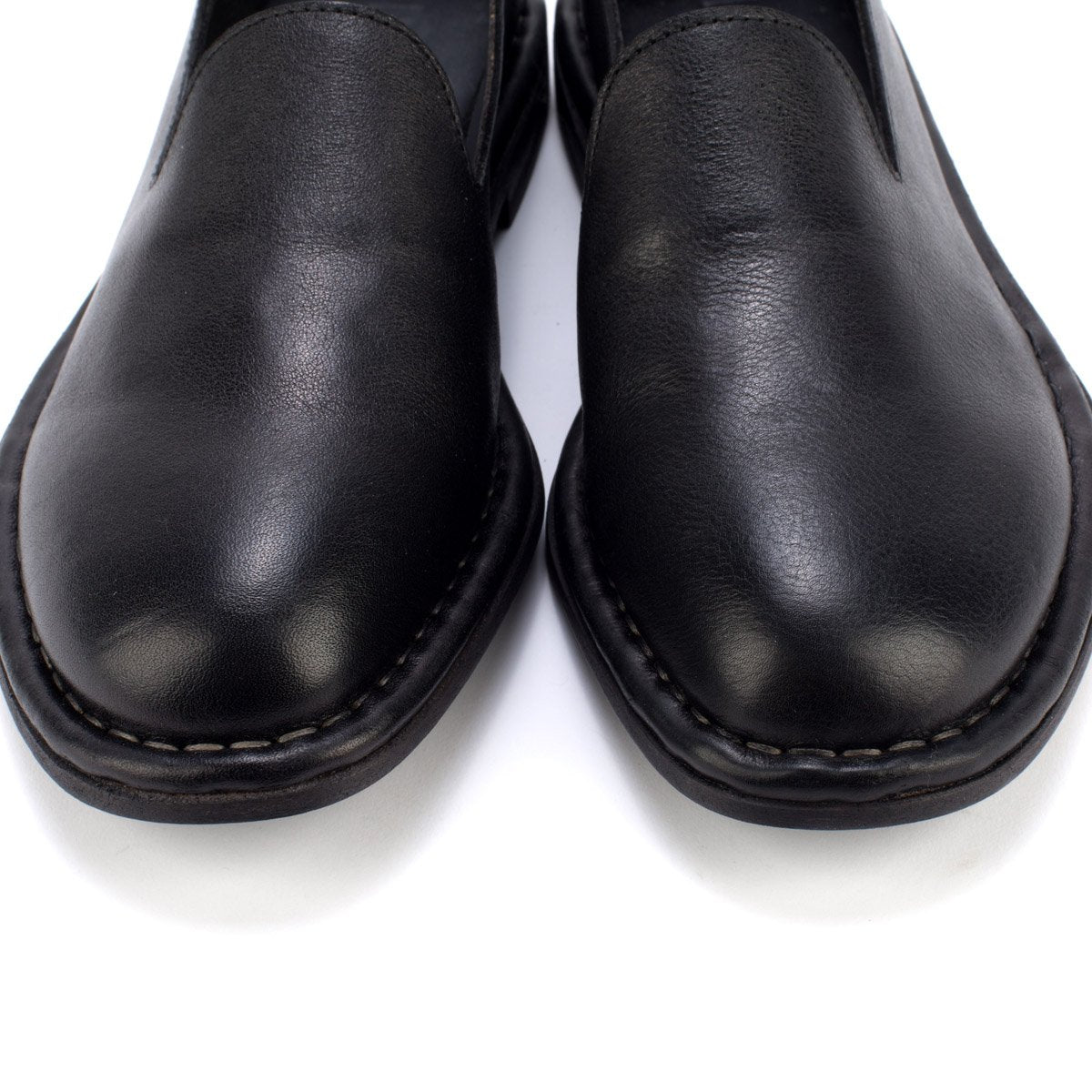 HAND 06 – Leather slippers